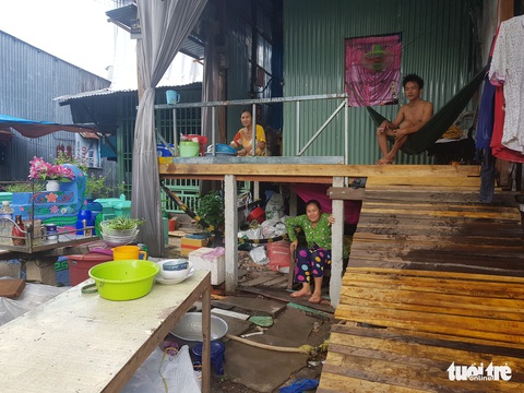 Bờ sông Hậu sạt lở mạnh, di dời khẩn cấp hàng chục nhà dân - Ảnh 3. Bờ sông Hậu sạt lở mạnh, di dời khẩn cấp hàng chục nhà dân - Ảnh 3.