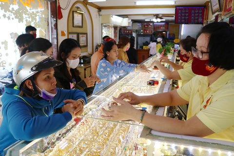 Giá vàng phá mốc 50 triệu đồng 1 lượng, cao hơn vàng thế giới - Ảnh 1. Giá vàng phá mốc 50 triệu đồng 1 lượng, cao hơn vàng thế giới - Ảnh 1.