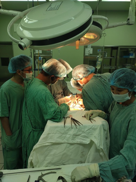 Lần đầu tiên miền Trung thực hiện ghép thận tự thân thành công - Ảnh 1. Lần đầu tiên miền Trung thực hiện ghép thận tự thân thành công - Ảnh 1.