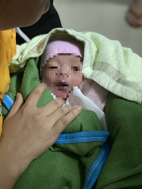 Bé trai bị bỏ rơi trên ghế đá ở quận Tân Phú đang được bệnh viện chăm sóc - Ảnh 2. Bé trai bị bỏ rơi trên ghế đá ở quận Tân Phú đang được bệnh viện chăm sóc - Ảnh 2.