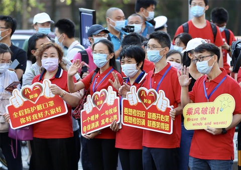 10 triệu học sinh Trung Quốc thi đại học, hàng ngàn người cùng đi qua một cây cầu chật hẹp - Ảnh 7.