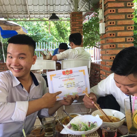Lần đầu được HS tiên tiến thời THPT, đưa giấy khen đi khắp thế gian - Ảnh 1. Lần đầu được HS tiên tiến thời THPT, đưa giấy khen đi khắp thế gian - Ảnh 1.