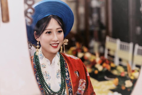 Cô dâu khoác áo Nhật Bình, chú rể diện áo tấc đẹp sững sờ đường rước dâu - Ảnh 4. Cô dâu khoác áo Nhật Bình, chú rể diện áo tấc đẹp sững sờ đường rước dâu - Ảnh 4.