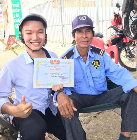 Lần đầu được HS tiên tiến thời THPT, đưa giấy khen đi khắp thế gian - Ảnh 4. Lần đầu được HS tiên tiến thời THPT, đưa giấy khen đi khắp thế gian - Ảnh 4.