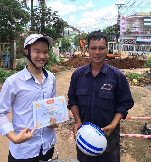 Lần đầu được HS tiên tiến thời THPT, đưa giấy khen đi khắp thế gian - Ảnh 3. Lần đầu được HS tiên tiến thời THPT, đưa giấy khen đi khắp thế gian - Ảnh 3.