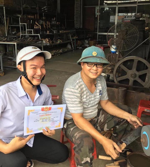 Lần đầu được HS tiên tiến thời THPT, đưa giấy khen đi khắp thế gian - Ảnh 2. Lần đầu được HS tiên tiến thời THPT, đưa giấy khen đi khắp thế gian - Ảnh 2.