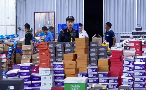 Kho hàng lậu khủng 40 nhân viên chốt đơn livestream bán trên Facebook - Ảnh 1. Kho hàng lậu khủng 40 nhân viên chốt đơn livestream bán trên Facebook - Ảnh 1.
