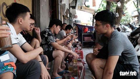 Đến Hà Nội làm cốc nâu rang từ bếp củi được giữ lửa qua... 4 đời - Ảnh 7. Đến Hà Nội làm cốc nâu rang từ bếp củi được giữ lửa qua... 4 đời - Ảnh 7.
