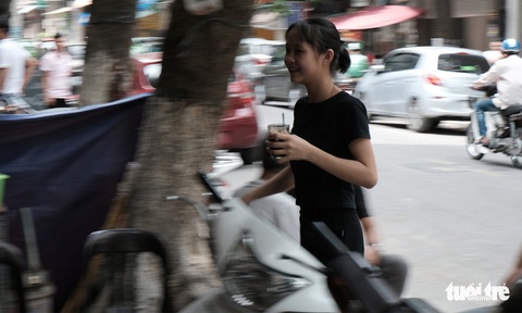Đến Hà Nội làm cốc nâu rang từ bếp củi được giữ lửa qua... 4 đời - Ảnh 8. Đến Hà Nội làm cốc nâu rang từ bếp củi được giữ lửa qua... 4 đời - Ảnh 8.