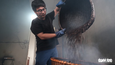 Đến Hà Nội làm cốc nâu rang từ bếp củi được giữ lửa qua... 4 đời - Ảnh 1. Đến Hà Nội làm cốc nâu rang từ bếp củi được giữ lửa qua... 4 đời - Ảnh 1.