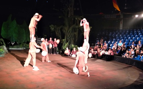 Xem Mekong Show, tiếc những hàng ghế còn trống - Ảnh 1. Xem Mekong Show, tiếc những hàng ghế còn trống - Ảnh 1.