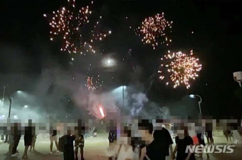 Dân Hàn nổi giận vì người Mỹ đốt pháo bất chấp lệnh cấm, không đeo khẩu trang - Ảnh 1. Dân Hàn nổi giận vì người Mỹ đốt pháo bất chấp lệnh cấm, không đeo khẩu trang - Ảnh 1.