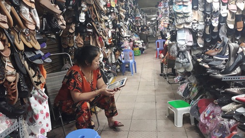 COVID-19 khiến những ngôi chợ sầm uất như Bến Thành ngáp ngủ - Ảnh 4. COVID-19 khiến những ngôi chợ sầm uất như Bến Thành ngáp ngủ - Ảnh 4.