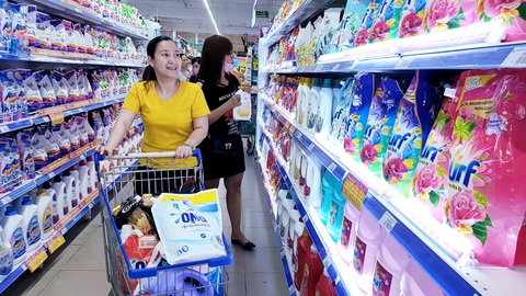 Mua hóa mỹ phẩm rẻ nhưng phải an toàn - Ảnh 1. Mua hóa mỹ phẩm rẻ nhưng phải an toàn - Ảnh 1.