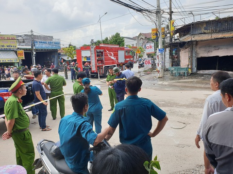 3 người chết cháy giữa ban ngày trong tiệm cầm đồ - Ảnh 6. 3 người chết cháy giữa ban ngày trong tiệm cầm đồ - Ảnh 6.