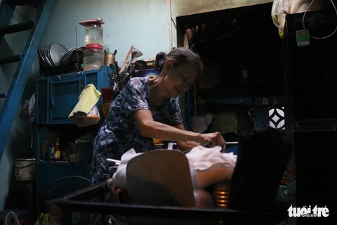 Gần nửa thế kỷ với quán chè đèn dầu giữa Sài Gòn - Ảnh 2. Gần nửa thế kỷ với quán chè đèn dầu giữa Sài Gòn - Ảnh 2.