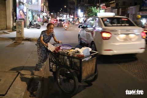 Gần nửa thế kỷ với quán chè đèn dầu giữa Sài Gòn - Ảnh 3. Gần nửa thế kỷ với quán chè đèn dầu giữa Sài Gòn - Ảnh 3.