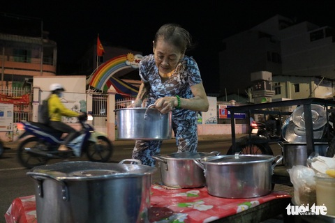 Gần nửa thế kỷ với quán chè đèn dầu giữa Sài Gòn - Ảnh 4. Gần nửa thế kỷ với quán chè đèn dầu giữa Sài Gòn - Ảnh 4.