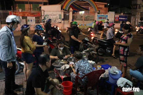 Gần nửa thế kỷ với quán chè đèn dầu giữa Sài Gòn - Ảnh 6. Gần nửa thế kỷ với quán chè đèn dầu giữa Sài Gòn - Ảnh 6.