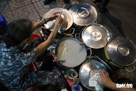Gần nửa thế kỷ với quán chè đèn dầu giữa Sài Gòn - Ảnh 5. Gần nửa thế kỷ với quán chè đèn dầu giữa Sài Gòn - Ảnh 5.