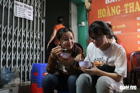Gần nửa thế kỷ với quán chè đèn dầu giữa Sài Gòn - Ảnh 7. Gần nửa thế kỷ với quán chè đèn dầu giữa Sài Gòn - Ảnh 7.