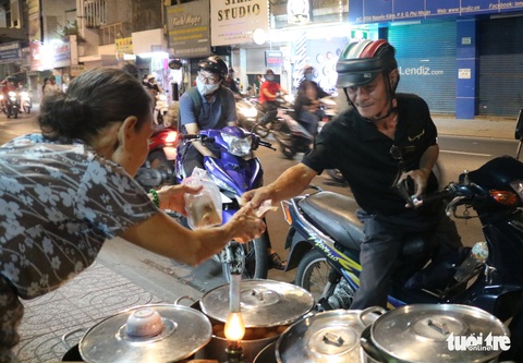 Gần nửa thế kỷ với quán chè đèn dầu giữa Sài Gòn - Ảnh 10. Gần nửa thế kỷ với quán chè đèn dầu giữa Sài Gòn - Ảnh 10.