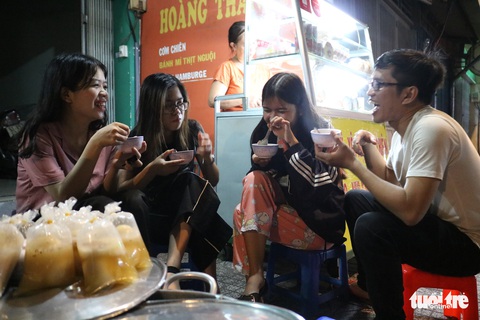 Gần nửa thế kỷ với quán chè đèn dầu giữa Sài Gòn - Ảnh 8. Gần nửa thế kỷ với quán chè đèn dầu giữa Sài Gòn - Ảnh 8.