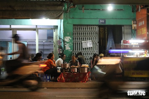 Gần nửa thế kỷ với quán chè đèn dầu giữa Sài Gòn - Ảnh 11. Gần nửa thế kỷ với quán chè đèn dầu giữa Sài Gòn - Ảnh 11.