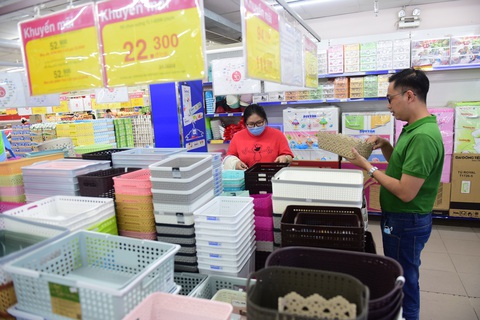 Nhựa gia dụng trong nước lột xác, người dùng bất ngờ - Ảnh 1. Nhựa gia dụng trong nước lột xác, người dùng bất ngờ - Ảnh 1.