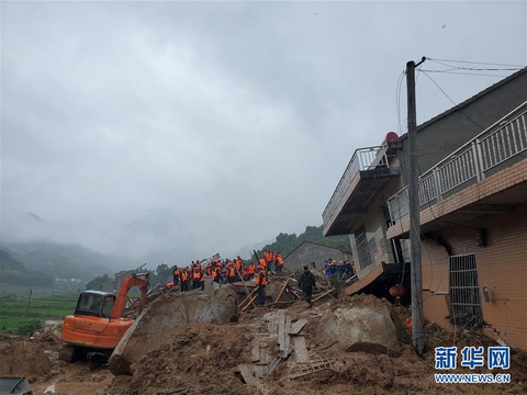 Sạt lở đất chôn vùi 9 người ở Trung Quốc - Ảnh 1. Sạt lở đất chôn vùi 9 người ở Trung Quốc - Ảnh 1.