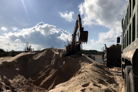 Khó xử vụ trộm cát rành rành vì tỉnh sợ… bị kiện - Ảnh 1. Khó xử vụ trộm cát rành rành vì tỉnh sợ… bị kiện - Ảnh 1.
