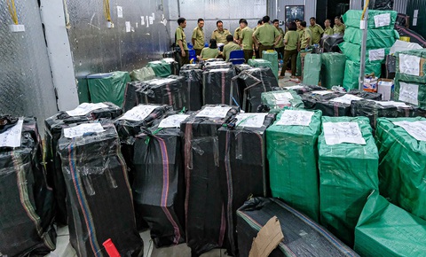 Kho hàng lậu khủng tại Lào Cai: Thu tiền tỉ từ hàng nhái, hàng lậu - Ảnh 2. Kho hàng lậu khủng tại Lào Cai: Thu tiền tỉ từ hàng nhái, hàng lậu - Ảnh 2.