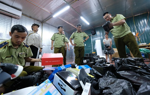 Kho hàng lậu khủng tại Lào Cai: Thu tiền tỉ từ hàng nhái, hàng lậu - Ảnh 1. Kho hàng lậu khủng tại Lào Cai: Thu tiền tỉ từ hàng nhái, hàng lậu - Ảnh 1.