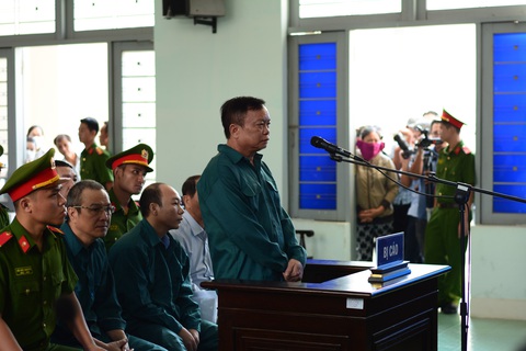 Hoãn phiên xét xử nguyên chủ tịch UBND TP Phan Thiết cùng thuộc cấp - Ảnh 2. Hoãn phiên xét xử nguyên chủ tịch UBND TP Phan Thiết cùng thuộc cấp - Ảnh 2.