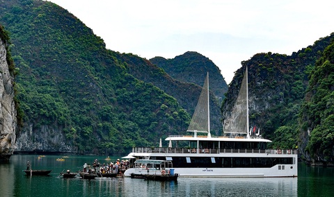 Vịnh Hạ Long, vịnh Lan Hạ cùng một vùng biển nhưng muốn thăm phải qua 2 lần đò - Ảnh 1. Vịnh Hạ Long, vịnh Lan Hạ cùng một vùng biển nhưng muốn thăm phải qua 2 lần đò - Ảnh 1.