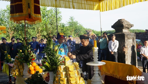Áo dài diễu phố tri ân chúa Nguyễn Phúc Khoát - Ảnh 2. Áo dài diễu phố tri ân chúa Nguyễn Phúc Khoát - Ảnh 2.