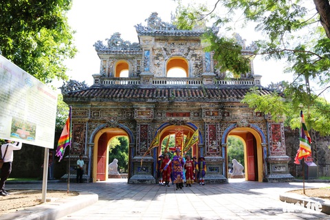 Áo dài diễu phố tri ân chúa Nguyễn Phúc Khoát - Ảnh 7. Áo dài diễu phố tri ân chúa Nguyễn Phúc Khoát - Ảnh 7.