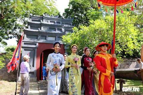 Áo dài diễu phố tri ân chúa Nguyễn Phúc Khoát - Ảnh 8. Áo dài diễu phố tri ân chúa Nguyễn Phúc Khoát - Ảnh 8.