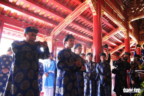 Áo dài diễu phố tri ân chúa Nguyễn Phúc Khoát - Ảnh 9. Áo dài diễu phố tri ân chúa Nguyễn Phúc Khoát - Ảnh 9.