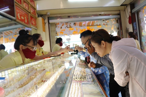 Giá vàng mỗi ngày một kỷ lục: 50,55 triệu đồng/lượng - Ảnh 1. Giá vàng mỗi ngày một kỷ lục: 50,55 triệu đồng/lượng - Ảnh 1.