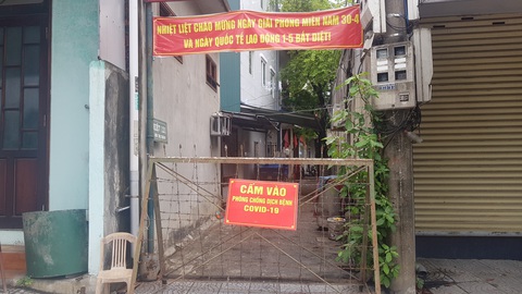 Người nghi nhiễm COVID-19 ở Huế âm tính lần 2, con hẻm vẫn được phong tỏa - Ảnh 1. Người nghi nhiễm COVID-19 ở Huế âm tính lần 2, con hẻm vẫn được phong tỏa - Ảnh 1.