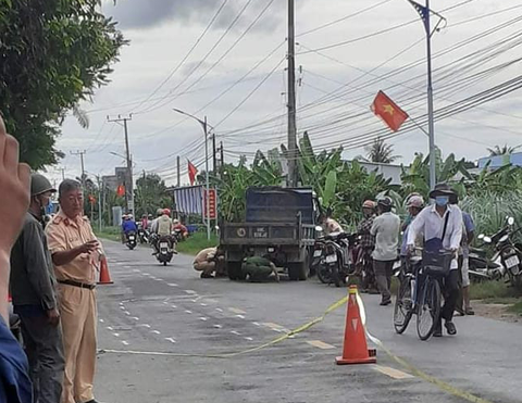 Đi ăn cháo cùng anh trai, bé gái 3 tuổi bị xe ben cán chết - Ảnh 1. Đi ăn cháo cùng anh trai, bé gái 3 tuổi bị xe ben cán chết - Ảnh 1.