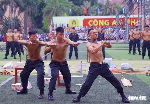 Ngỡ ngàng cảnh chiến sĩ cơ động quấn thanh sắt phi 12 quanh cổ - Ảnh 3. Ngỡ ngàng cảnh chiến sĩ cơ động quấn thanh sắt phi 12 quanh cổ - Ảnh 3.