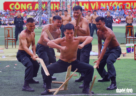 Ngỡ ngàng cảnh chiến sĩ cơ động quấn thanh sắt phi 12 quanh cổ - Ảnh 5. Ngỡ ngàng cảnh chiến sĩ cơ động quấn thanh sắt phi 12 quanh cổ - Ảnh 5.