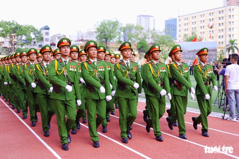 Ngỡ ngàng cảnh chiến sĩ cơ động quấn thanh sắt phi 12 quanh cổ - Ảnh 8. Ngỡ ngàng cảnh chiến sĩ cơ động quấn thanh sắt phi 12 quanh cổ - Ảnh 8.