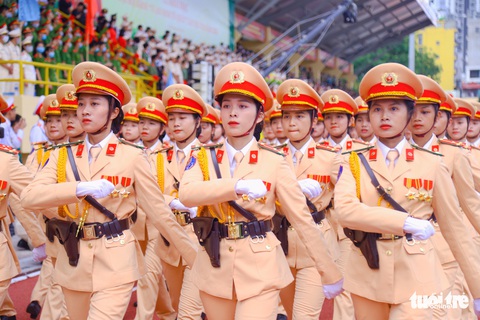 Ngỡ ngàng cảnh chiến sĩ cơ động quấn thanh sắt phi 12 quanh cổ - Ảnh 7. Ngỡ ngàng cảnh chiến sĩ cơ động quấn thanh sắt phi 12 quanh cổ - Ảnh 7.