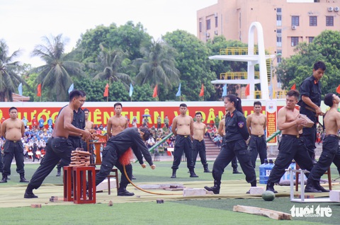 Ngỡ ngàng cảnh chiến sĩ cơ động quấn thanh sắt phi 12 quanh cổ - Ảnh 6. Ngỡ ngàng cảnh chiến sĩ cơ động quấn thanh sắt phi 12 quanh cổ - Ảnh 6.