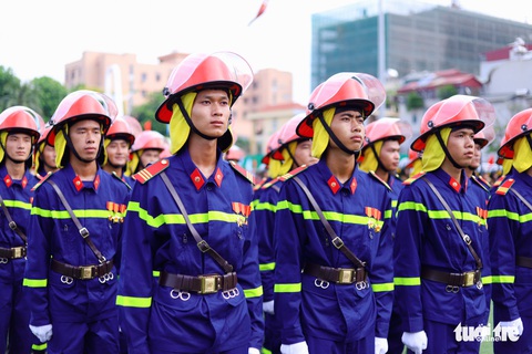 Ngỡ ngàng cảnh chiến sĩ cơ động quấn thanh sắt phi 12 quanh cổ - Ảnh 9. Ngỡ ngàng cảnh chiến sĩ cơ động quấn thanh sắt phi 12 quanh cổ - Ảnh 9.
