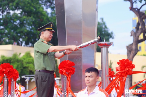 Ngỡ ngàng cảnh chiến sĩ cơ động quấn thanh sắt phi 12 quanh cổ - Ảnh 1. Ngỡ ngàng cảnh chiến sĩ cơ động quấn thanh sắt phi 12 quanh cổ - Ảnh 1.