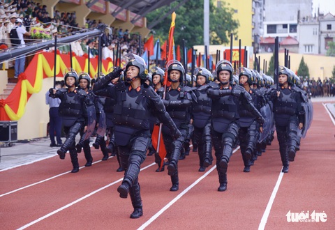 Ngỡ ngàng cảnh chiến sĩ cơ động quấn thanh sắt phi 12 quanh cổ - Ảnh 11. Ngỡ ngàng cảnh chiến sĩ cơ động quấn thanh sắt phi 12 quanh cổ - Ảnh 11.